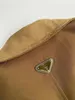 2024 Early Spring Fashion Brown Jacket med metallisk triangel EmbleMeu/USA: s storlek