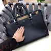 Ny berömd designer Men's Pure Leather Black Crossstripe Portisbile, Messenger Bag, Laptop Bag, Business Office Bag, Cross-body Bag Travel Bag Axel väska handväska