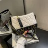 Sacs à main élégants des meilleurs designers Chaîne de grille de diamant noir et blanc Lettre errante Sac pour femme Nouvelle tendance de la mode Épaule unique personnalisée