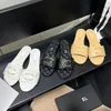 Pantofole di lusso firmate sandali sexy alla moda e versatili pantofole estive da donna per il tempo libero da turismo da spiaggia in bianco e nero con fondo piatto di alta qualità
