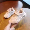 First Walkers Buty dla dzieci małe dziewczynki chłopcy buty sportowe dla dzieci dla dzieci skórzane apartamenty dla dzieci trampki na co dzień miękkie buty 240315