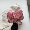 Vente d'usine 50% de réduction Marque Designer Nouveaux sacs à main Sac à main pour femmes dans la conception Grille Chaîne Petit sac carré à la mode et épaule unique
