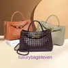 Design Bottgss Vents Andiamo Chain Crossbody Bag for Women Fashionable Horisontella handgjorda vävda väskor Kvinnlig stor kapacitet singel med riktig logotyp 73i1