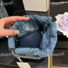 Denim Gold Donna 22 Sacco per immondizia Borsa tote di grande capacità Hardware dorato Catena regolabile Borsa di lusso Simpatico marsupio sotto le ascelle Pochette Borse da viaggio per aeroporto 23 32 cm