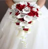 2018 highend personalizado noiva segurando buquê de rosas brancas calla diy pérola broche de cristal gotas de água buquê de casamento9882719