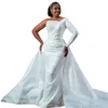 2024 Vestidos de novia de sirena árabe vintage Vestidos de novia Un hombro Cuentas de cristal satinado Perlas Tallas grandes Faldas africanas Tren desmontable Manga larga