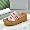 Strand tofflor Fashion Thick Bottom Designer Shoe Cartoon Slipper Alfabet Lady Women Platform Kilar Sandaler Tygbrev Högklack