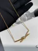 Ontwerper Gu Ailings kruisknoopketting met dezelfde stijl voor dames, lichte luxe en uniek ontwerp, een hoogwaardige gouden elegantie, beroemdheidskraagketting DC3J