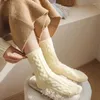 Женские носки, зимние теплые полотенца с косой узором, утолщенные коралловые бархатные напольные сверхмягкие домашние носки средней длины