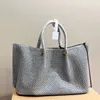 Gold V Raffias Beach Shop Designer Tote Bag Stor resor Lyxig handväska med handväska Moder axelvävsäckar nit kvinnor