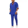 Herrspårar nigerianska modebyxa uppsättningar Royal Blue Patchwork Shirts Solid Trousers V-ringning Toppar Male African Groom Suits