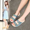 Sandaler designers sandal toffel glider sko mens kvinnor spänne klassiska mode sandalstorlekar 35-42 gai mode blommor tofflor svarta vita rosa grön