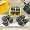 Дизайнерская обувь женские туфли Sandals Sandals Знаменитые дизайнерские женские сандалии кожаные сандалии летние пляжные пляжные тапочки с сандалиями с коробкой 35-40