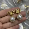 2024 Romantyczny luksusowy projektant prosty V Pearl Stud 18K złota kobiet logo logo grawerowanie kolczyków Dziewczyny Wedding Biżuter