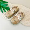 Primeiros caminhantes novos sapatos de bebê para primavera bordado borboleta-nó meninas princesa sapatos de couro sola macia para crianças pequenas 240315