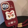 3D Peluş Aslan Uyanış 15 Telefon Kılıfı İçin Uygun 14 Neşeli Kırmızı Asma Kayışları 11 13 Promax için uygun