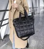 イブニングバッグ女性用冬のショルダーバッグ2021キルトパッド入りブラックナイロンハンドバッグ