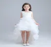 Abiti da ragazza di fiore per bambini in pizzo bianco principessa per matrimoni Abito da spettacolo per ragazze per bambini con perline alte e basse con strascico lungo per Li2165839