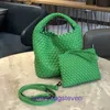 Bottgss الفاخرة فتحات الكتف القفز للنساء 2024 Lin Internet Celebrity Trend New Trend Carty Crossbody Bag مع textured مع شعار حقيقي