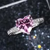 Bröllopsringar Huitan Luxury Card Womens Heart Engagement Ring AAA Pink Cubic Zirconia Girl Girlårsjubileum Present Rekommendation Ring Q240315