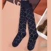 Frauen Marke Socke Mode Elegante Hip Hop Bein Socken für Mädchen Dame Kniehohe Design Voll Brief Drucken Strumpf Streetwear