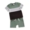 衣料品セット幼児の男の子の夏の衣装コントラスト色の色のTシャツと弾力性のあるショートパンツ2ピースの休暇の服セット