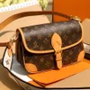 Tasarımcı Çanta Kadınlar Crossbody Diane Baget büyük kapasiteli tuval jacquard kayış çiçek kapağı kabartmalı harfler debriyaj çantası renkli çiçek omuz çantaları tote çanta