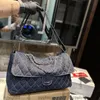 Kvinnors vintage denim Jumbo XL Airport axelväskor mörkblå handväska silver metall hårdvara matelasse kedja crossbody handväskor stora kapacitetsbagage 40 cm