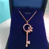 Designer Tiffay och Co Vine Key Necklace Womens Pure Silver Plated 18K Rose Gold Full Diamond Design Light Luxury Collar Chain tröja