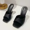 Pantofole 2023 Estate Nuovi sandali moda sexy Punta quadrata Tacchi di cristallo in raso Sandali con tacco largo J240315