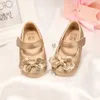 Primeiros caminhantes meninas sapatos princesa bebê criança com antiderrapante plana macia sola de algodão vestido bonito com sapatos pu com arco 240315