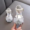 Summer Breattable Princess Girl Sandals paljetter Fashion Rhinestone Bow Tie Girls Shoe Baby Performance Leather Casual Shoes 240229