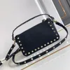 Rock Perçin Tasarımcı Omuz Çantası Kadın Sokak Stili Saplama Gerçek Deri Crossbody Crobse Under Equil Bag Cowhide Fermuar Tek Çantalar Yüksek Kaliteli Luxurys Tutucu Çanta