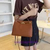 Design Bottgss otwory otwory iiamo łańcuch crossbody dla kobiet 2024 Nowy moda spleciona wszechstronna swobodna duża pojemność jedno ramię z prawdziwym logo L9VR