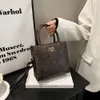 Usine en gros de haute qualité et sac à main à la mode pour femmes en 2024 nouvelle niche tendance petit sac carré une épaule portable bandoulière