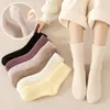 Frauen Socken Polyester Baumwolle Winter wärmer verdicken Socken Wärme Wolle nahtloser Kaschmirschnee Medium Röhrchen Halten Sie warmes Werkzeug