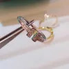 Tifaniym clásico V Gold Edición alta Anillo de diamantes doble T para mujer Lujo ligero y pequeña multitud Diseño final de Instagram Moda Regalo versátil Mejores amigos 2Y1P