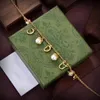 Designers européens et américains nouvelle lettre collier de perles accessoires de mode pour femmes bijoux pendentif collier pour donner aux mères pour offrir des cadeaux aux filles