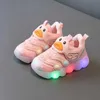 Babyschoenen Kinderschoenen met verlichting voor dames Nieuwe ademende mesh Zachte zolen Kinderschoenen Kindersportschoenen Lichtgevende jongen pasgeboren 240315