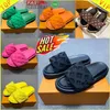 Ciabatte firmate Pantofole Donna Uomo Ciabatte con cuscino per piscina Stampe classiche di moda Ciabatte piatte in rilievo Comfort Sandali estivi Scarpe da spiaggia nere fucsia grigie