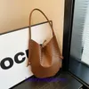 디자이너 Bottgss Ventss Solstice 숄더백 판매 틈새 디자인 토트 백 2023 Autumnwinter New Womens Texture Handbag 실제 로고와 함께 큰 용량
