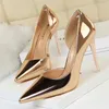 Klänningskor Fashion Glitter Sequined Women Pumps Sandaler Elegant Party Grunt Mouth Pointed Side Hollowed Out Gold High Heels Mules