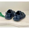 Eerste wandelaars 2024 nieuwe babyschoenen voor de lente lederen schoenen voor jongens zachte buitenzool outdoor enkele schoenen modieuze kleine meisjes sneakers 240315