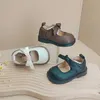 Primeiros caminhantes 2024 meninas vestem sapatos retos em sapatos de microfibra de couro de cor uniforme para meninas bebê em sapatos de princesa de salto baixo apartamento de festa de primavera 240315