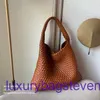 Luxury Bottgss Vents Hop Shoulder Bags for Women 2023 Ny Internet Celebrity Woven Bag stor kapacitet Shopping Casual Womens Handbag Trendywith Real Logo
