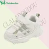 Primeiros caminhantes Claladoudou meninas para meninos 2024 sapatos esportivos elegantes malha macia primavera outono 0-3 anos bebê remendo para crianças caminhantes escola 240315