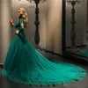 Vintage Emerald Green Prom Dresses V Neck Illusion Sleeves Lace Applique Pärled Corset Back Sweep Train Custom Made Evening Party Gown