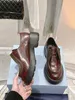 Designer Monolith Borsted Leather Lace-Up Shoes 6cm Heel Women Formell skor Läder LACE-UP Tjockklackade loafers Svart borstat vitt patentläderstorlek 35-46