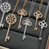 Projektant Handi Wysokiej jakości biżuteria Tiffay and Co klucz z Diamond V Gold Naszyjnik Płaski łańcuch kołnierza zastępczego