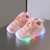 Babyschoenen Kinderschoenen met verlichting voor dames Nieuwe ademende mesh Zachte zolen Kinderschoenen Kindersportschoenen Lichtgevende jongen pasgeboren 240315